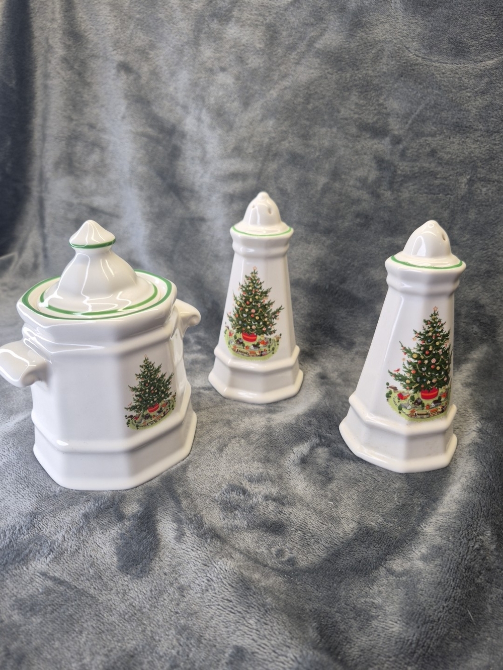 Pfaltzgraff Christmas Heritage  6" Salt & Pepper Set 2/4 Hole & Sugar Container